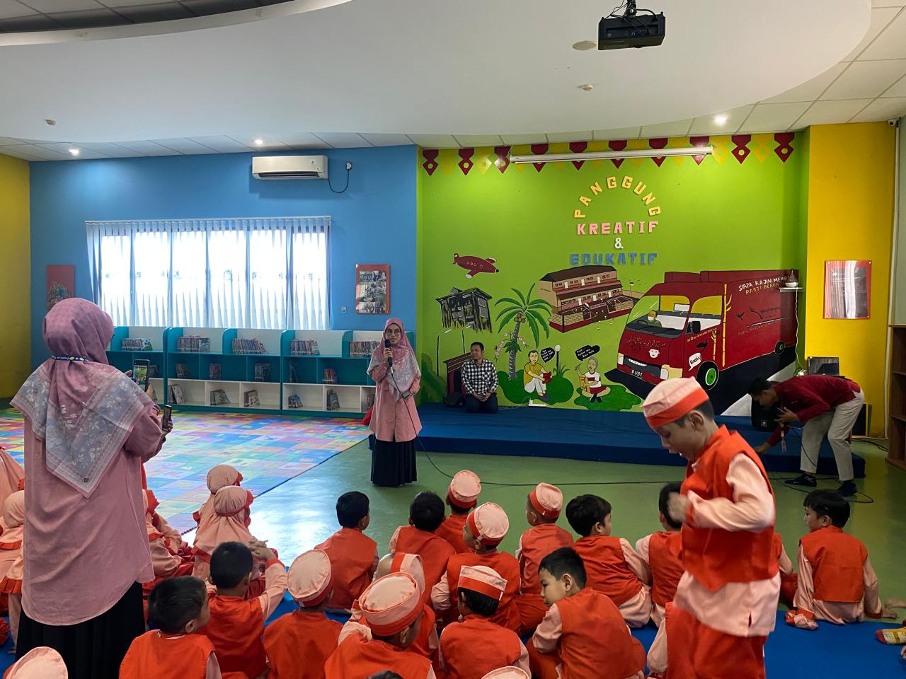 Wisata LiterAsyik Ke Perpustakaan Jakarta Timur Bersama TKI Al-Istiqomah